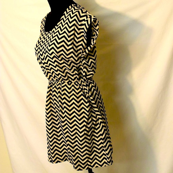 CANDIES BLACK IVORY CHEVRON JR WOMAN SHORT SLEEVE MINI DRESS MEDIUM OPEN BACK - Picture 6 of 10